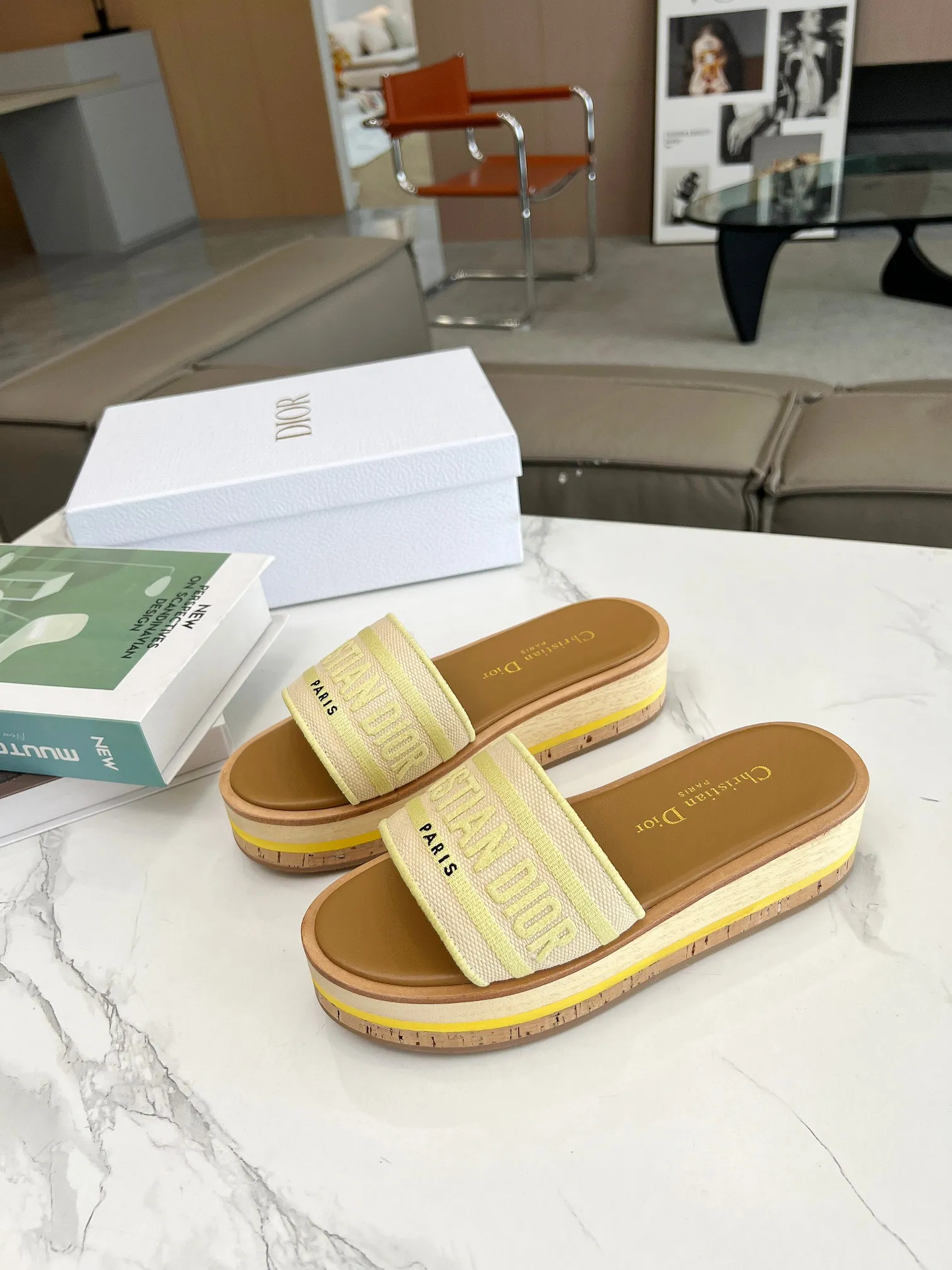 👟👟Ex-factory price 420👟👟 Dior's new spring and summer IVIETA DWAY jelly-colored flat-soled one-slip women's shoes with CD letter logo three-dimensional embroidery thick-soled round-toe open-toe slippers. The original version is developed to be the top version on the market. It feels soft and delicate on the feet and is extremely comfortable. Material: Upper imported raffia electric embroidery high-temperature water-soluble cotton technical fabric + water-dyed cowhide foot pad lining + original consistent combination outsole Outsole: original outsole Size: 35-42 (40.41.42 custom-made, non-refundable and non-exchangeable)